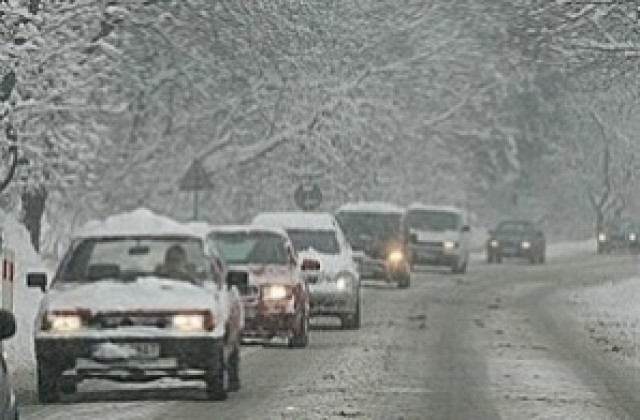 Пътната обстановка в Плевенско е усложнена заради снега