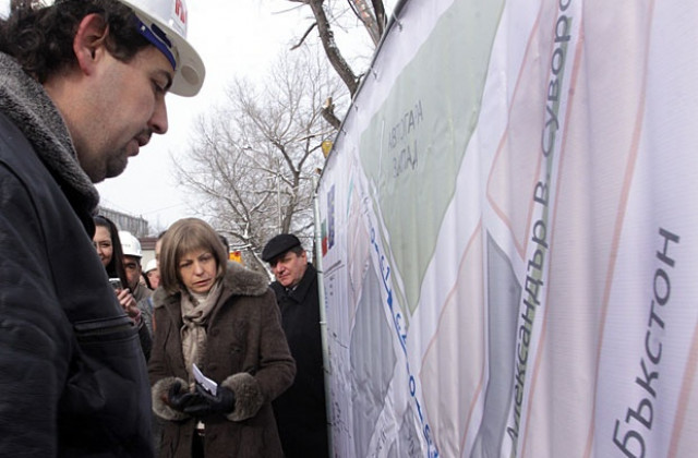 Снегопочистващите фирми чистят общинските тротоари