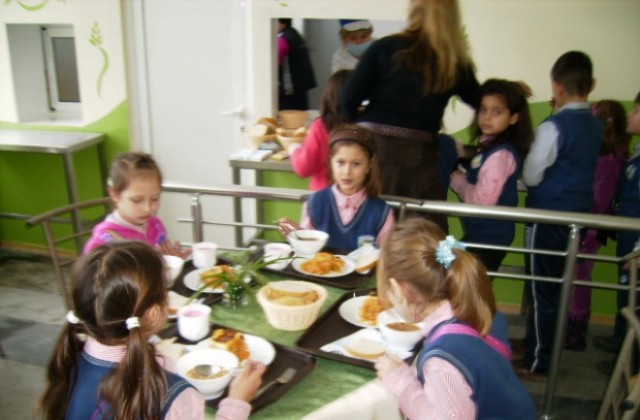 Първи обяд за децата от Началното училище в нова столова