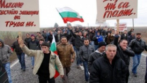 Тютюнопроизводители протестират на главен път Е80