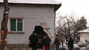 Камион се вряза в къща в Долни Дъбник събори част