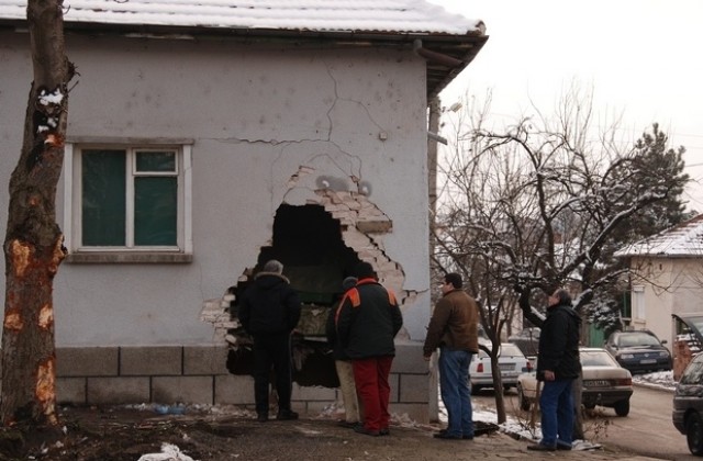 Камион се вряза в къща в Долни Дъбник, събори част от стена