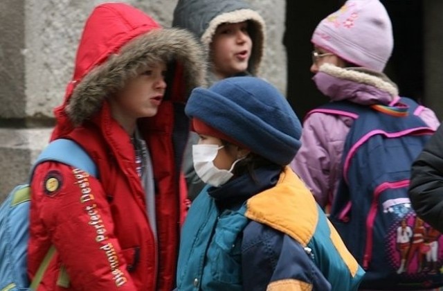 Обявиха грипна епидемия, учениците излизат във ваканция