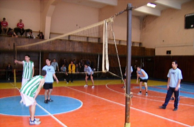Юношите на ПГ по туризъм най-добри на волейбол в Кюстендил