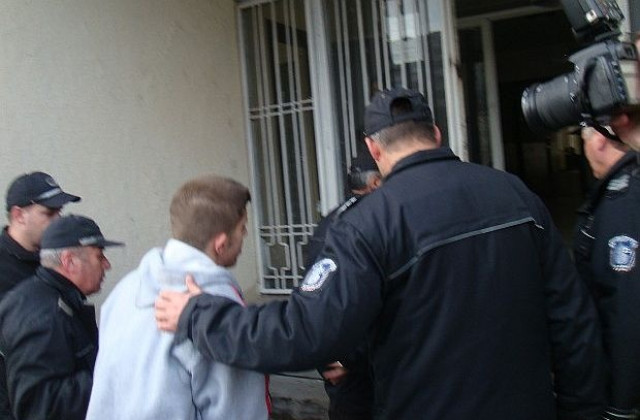 Обвиненият в убийството на майка си и брат си остава в ареста