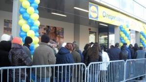 LIDL отвори врати във Велико Търново първите 120 клиенти спокойно