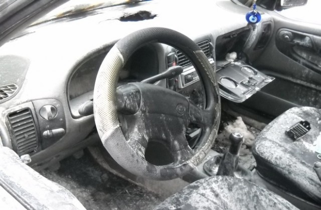 Автомобил се запали на паркинг в центъра на Велико Търново