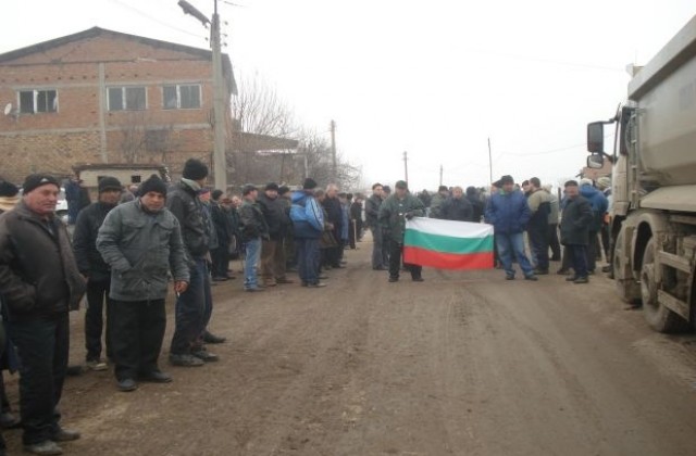 Близо 200 протестират в Ябълково заради разбити улици и кал
