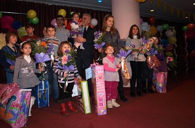 Кметът на Разград стана кръстник на три деца на празника на града