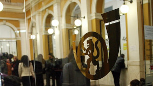 Плащане с държавни таксови марки мисията почти не възможна