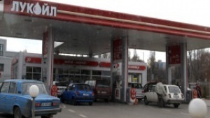 Лукойл намали цените на течните горива