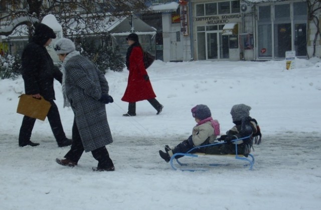 Остава облачно