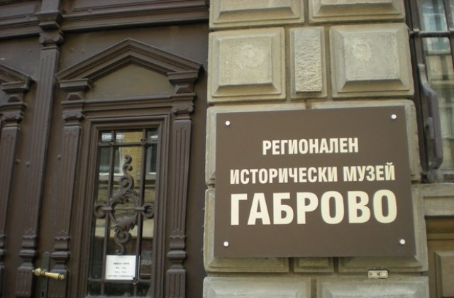 Стар грамофон и плочи са експонат на месец февруари в РИМ-Габрово
