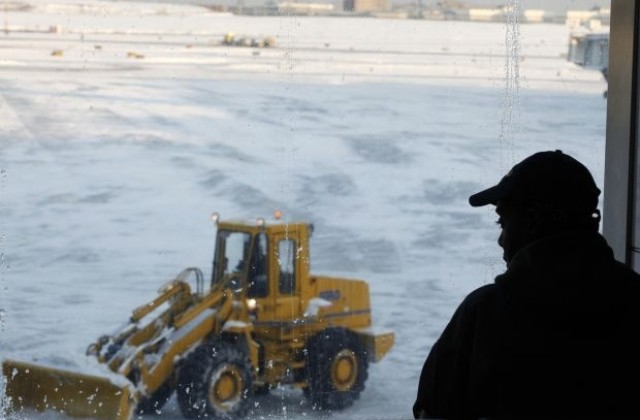 Анулираха над 10 000 полета в САЩ заради снежна буря