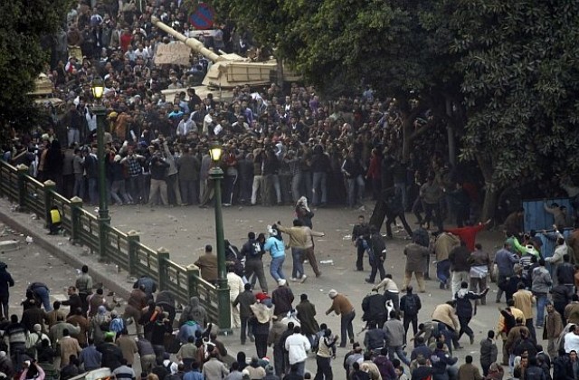 Сблъсъци на площад „Тахрир” в Кайро, има ранени