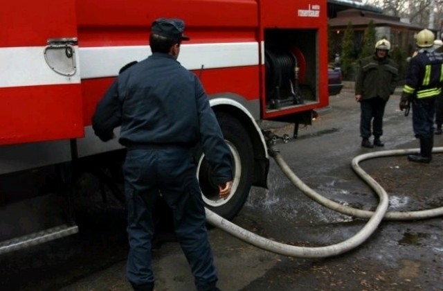Пожарникар катастрофира пред община Луковит