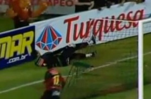 ВИДЕО: Страж се контузи нелепо, след като вкара гол