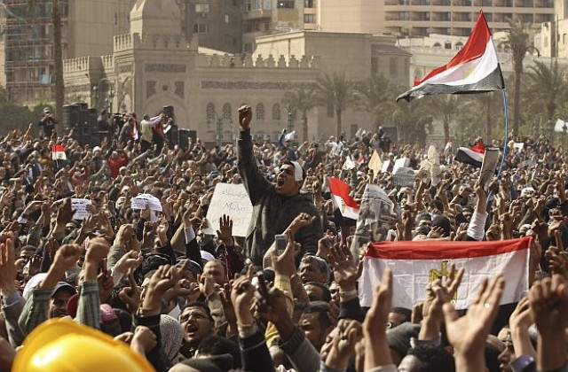 Осем ранени в Кайро след обстрел с камъни
