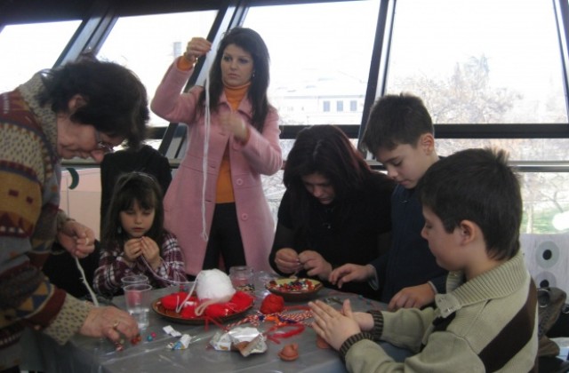 Малки и големи изработват кукерски маски и мартеници в музея