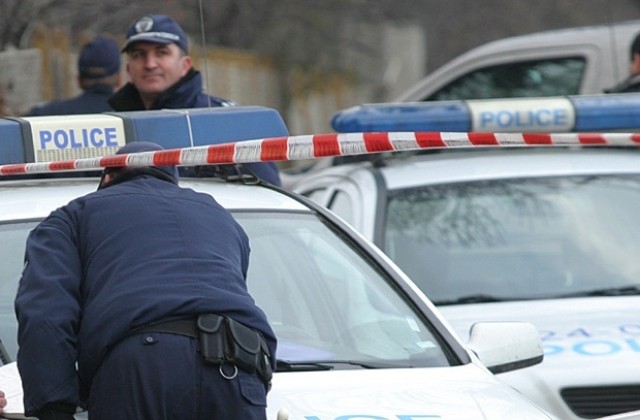 Двама криминално проявени вилнеят в заведение, закопчават ги