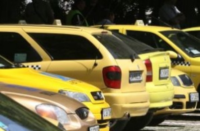 Мъж заплаши таксиджия с газов пистолет, открадна му 12 лева