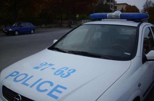 Двама криминално проявени обраха мъж на улицата