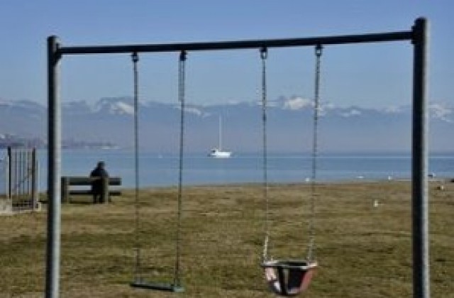 Полицията претърсва Женевското езеро за изчезнали близначки