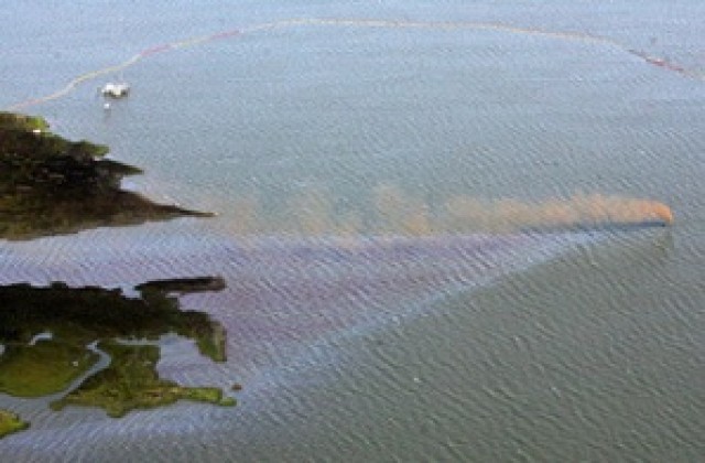 Голямо петролно замърсяване заради пробив в нефтопровод в Иран