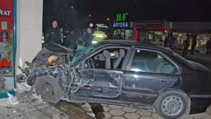 БМВ паркира в офис до зеленчуковия пазар
