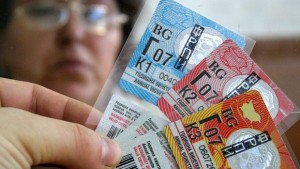 Полицията започва да глобява за стари стикери по стъклата на
