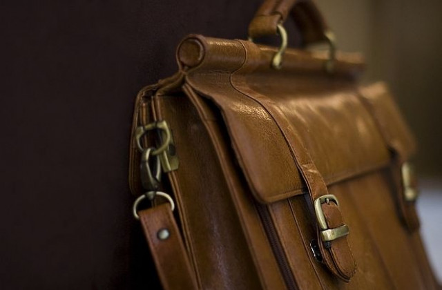 Баба отблъсква крадци с чанта