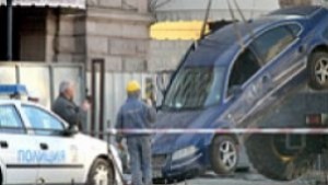 Кола пропадна в изкопите на метрото пред ЦУМ