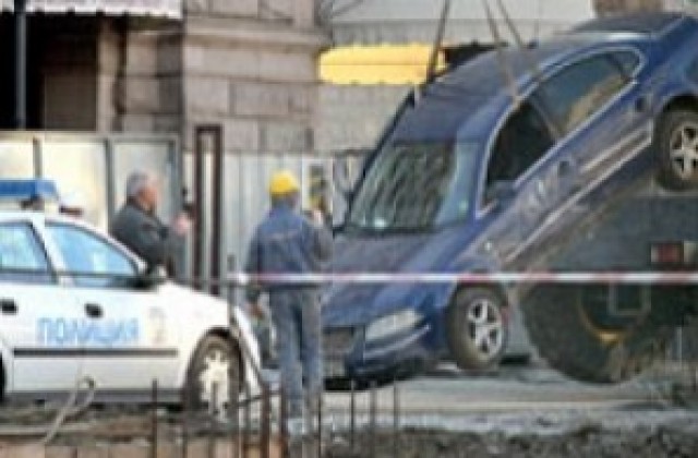 Кола пропадна в изкопите на метрото пред ЦУМ