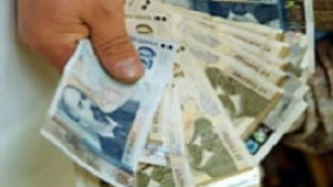 Спипаха измамник докато получавал 4000 лева