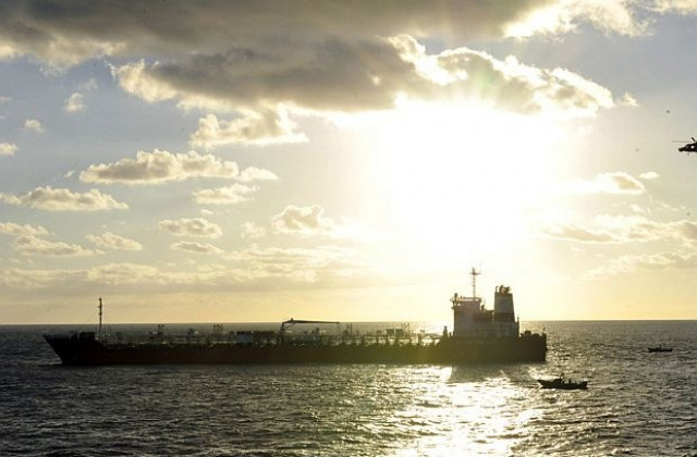 Отвлякоха петролен танкер край Оман