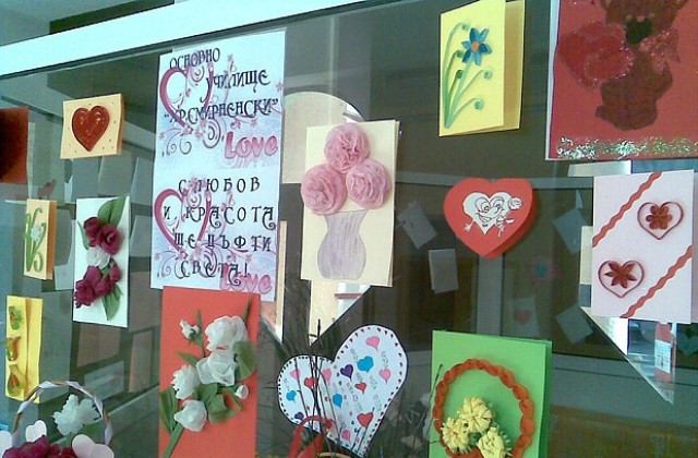 Деца редят картички за Свети Валентин