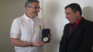 Кметът на Несебър получи почетен знак на Фехтовална академия