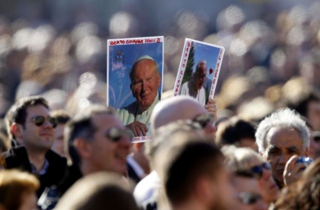 Милиони богомолци се стичат във Ватикана за канонизирането на Йоан Павел II