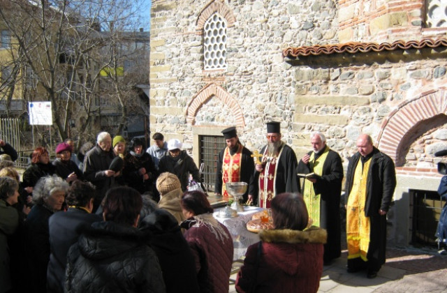 Почетоха Свети Харалампий  на открито в центъра на Дупница
