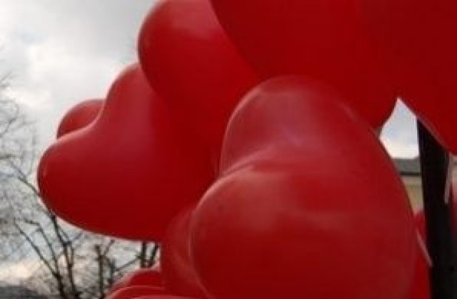 Валентинки и купидони раздават любовни късмети в Благоевград