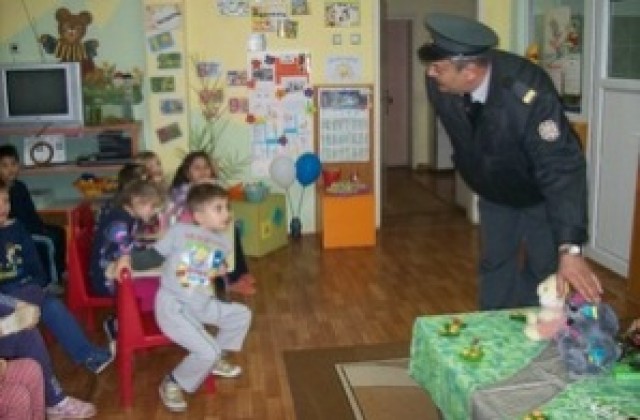 С куклена пиеса учат децата за действия при пожар