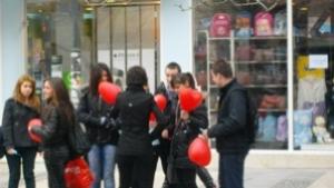 Младежите от ГЕРБСливен подаряваха балони за Деня на влюбените