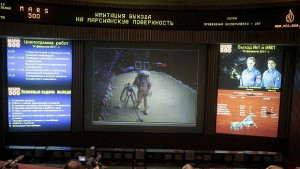 Двама доброволци се разходиха на Марс