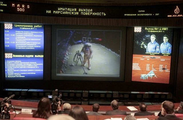 Двама доброволци се разходиха на Марс