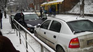 Задържани са три лица при специализирана полицейска операция