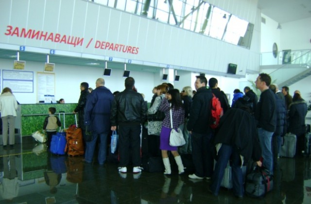 Общината се издължи на летищния фонд. Трета редовна линия наесен?