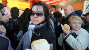 Да пъдиш кучето с кебапче