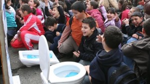 Мамо вземи ме от училище ходи ми се до тоалетна