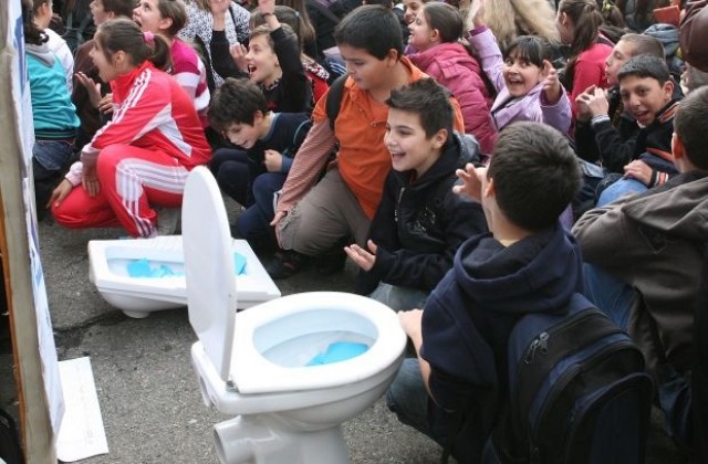 Мамо, вземи ме от училище, ходи ми се до тоалетна