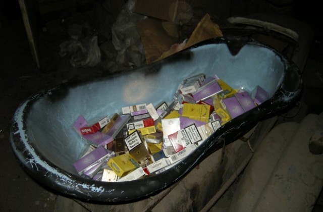 Митничарите от Гюешево хванаха цигари скрити в аудиоколони и седалка